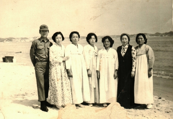 새댁 김순조(오른쪽에서 세 번째)와 동네 부인 다섯이 신랑들 몰래 포항 바닷가 놀러간 사진.동해안 철책을 지키던 군인이 같이 기념촬영을 해주었다.