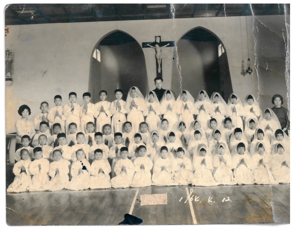 1964년 4월 12일 여동찬 르베리에 신부(가운데)에게 영성체 성사를 받았다.뒷줄 왼쪽 학생 중에서 다섯 번째가 구정회 프란체스코.