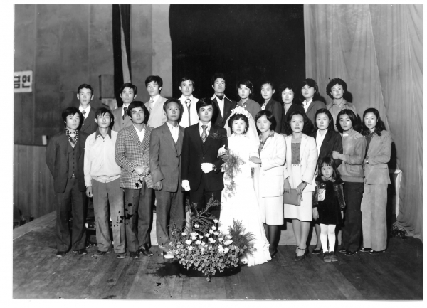 1979년 11월 5일 안동문화회관 대강당에서 결혼식을 했다. 농민회 활동을 같이 하던 사람들과 함께.