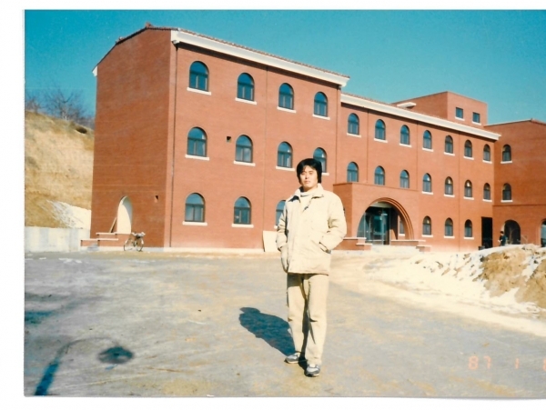 1987년 1월 8일 송현동 그리스도의 교육 여자 수녀원 신축 당시 관리인으로 근무할 때.