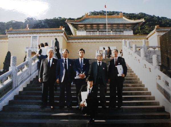 1989년 대만의 서예국제교류전에서. 가운데가 서종교 옹