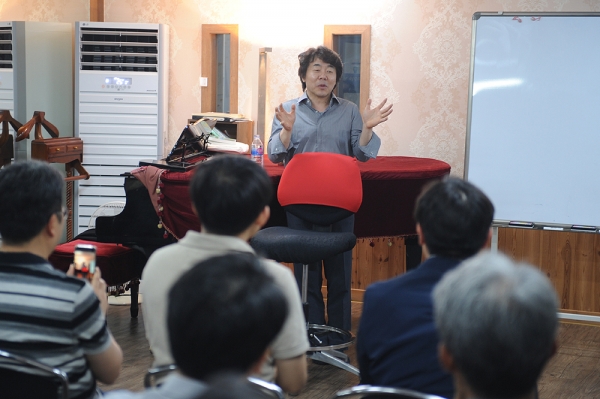 지난 7월 세계적인 바리톤 고성현 선생이 카메라타 고문인 김민성 선생의 초빙으로 안동에 내려와 카메라타 회원들과 함께 초청강연을 가졌다.