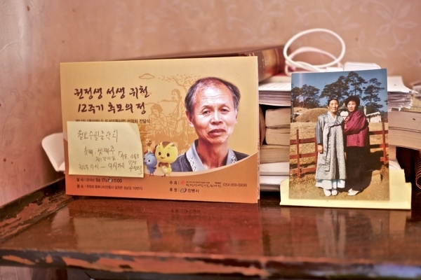 권영숙 할머니의 방. 머리맡 서랍장에 권정생 선생 사진과 모친과 함께 찍은 사진이 놓여있다 ⓒ정형민