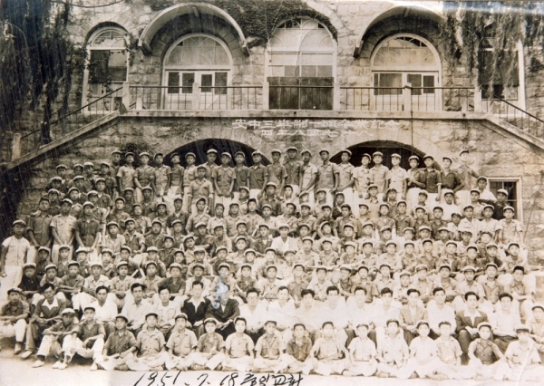 1951년 7월 안동교회에서 찍은 안동중학교 1회 졸업사진. 앞줄 다섯 번째에서 오른쪽으로 네 번째가 권상길 씨 ⓒ권상길