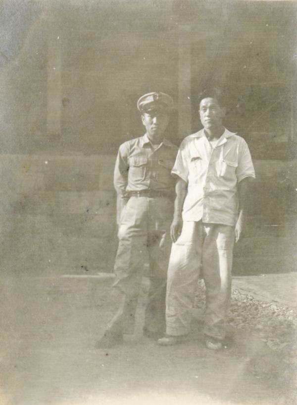 사관과 신사. 1959년 여름, 휴가를 맞아 도산서원을 찾은 권상길(왼쪽) 씨. ⓒ권상길